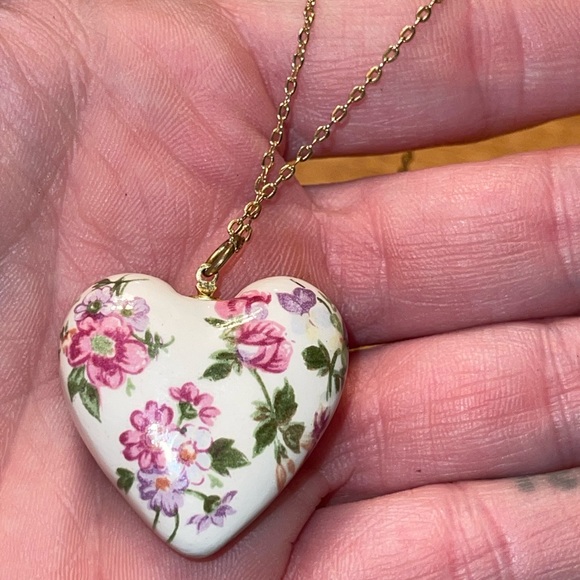 Jewelry - Vintage Porcelain floral heart necklace